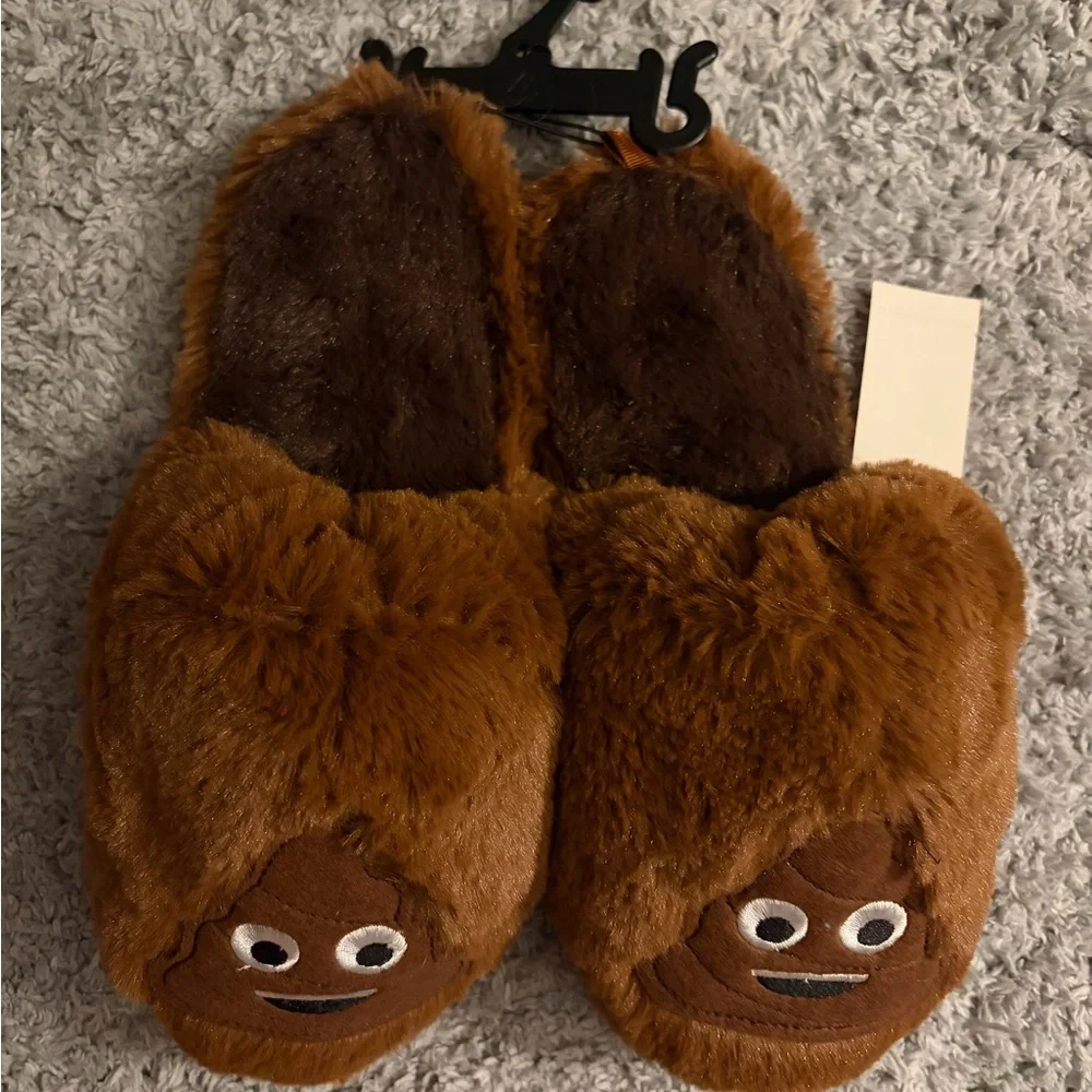 ✨3/$15✨NWT•Girls’ 💩 Emoji Slippers | Size XL (4-5)